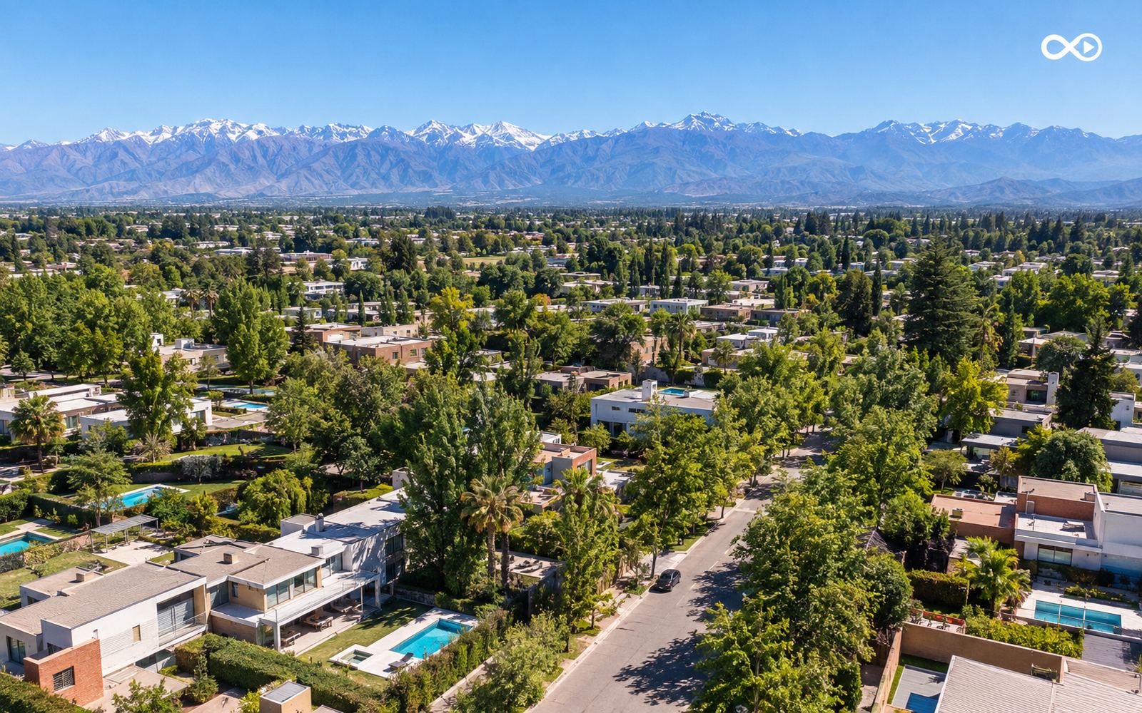 Vista aerea de un barrio de Mendoza con la cordillera de fondo